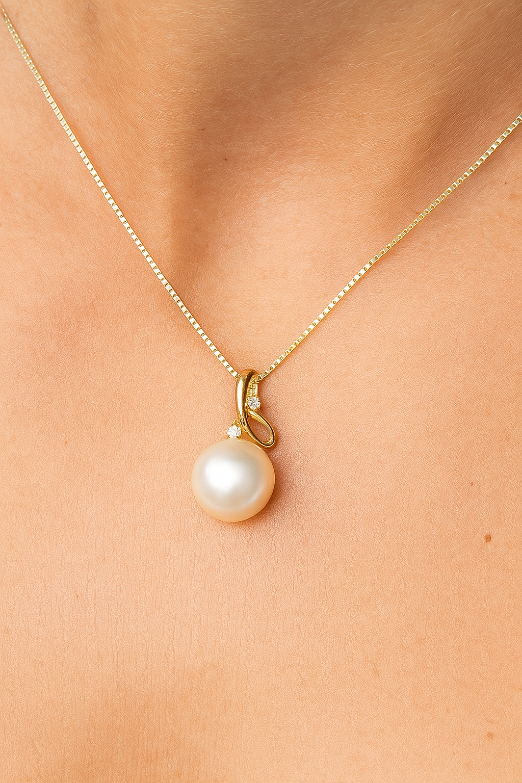 Lustrous Loop Pendant